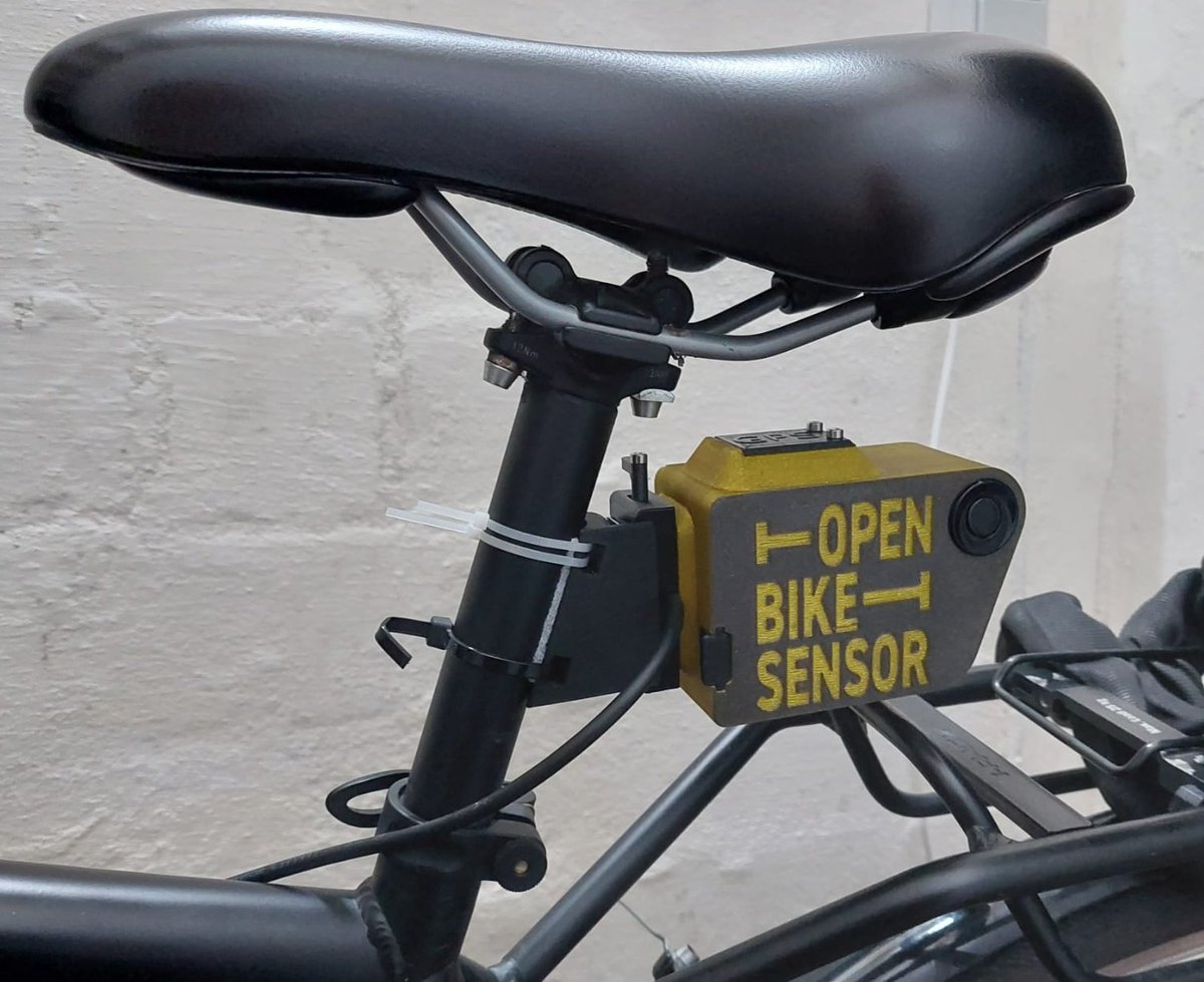 Ein OpenBikeSensor ist unterhalb eines Fahrradsattels montiert. Es lassen sich damit Abstände von überholenden Fahrzeugen messen.